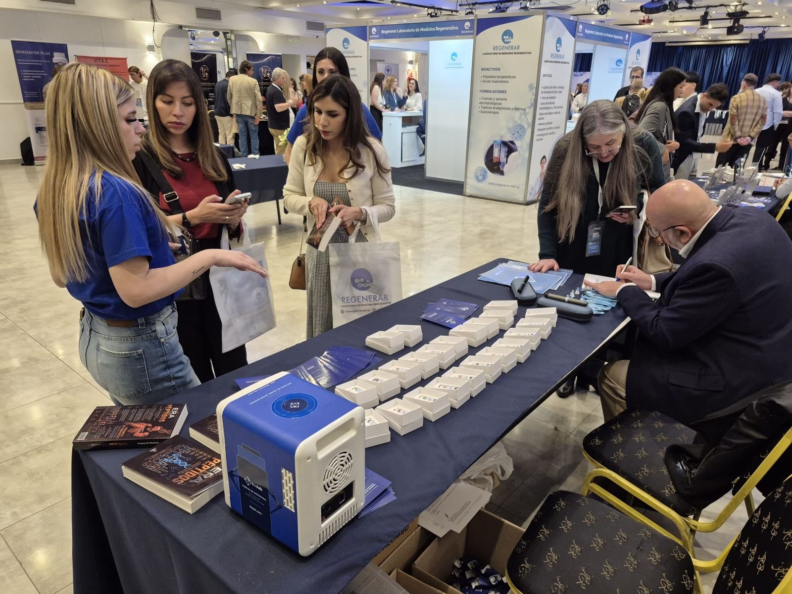 Stand de BioJak en el congreso, con asistentes consultando