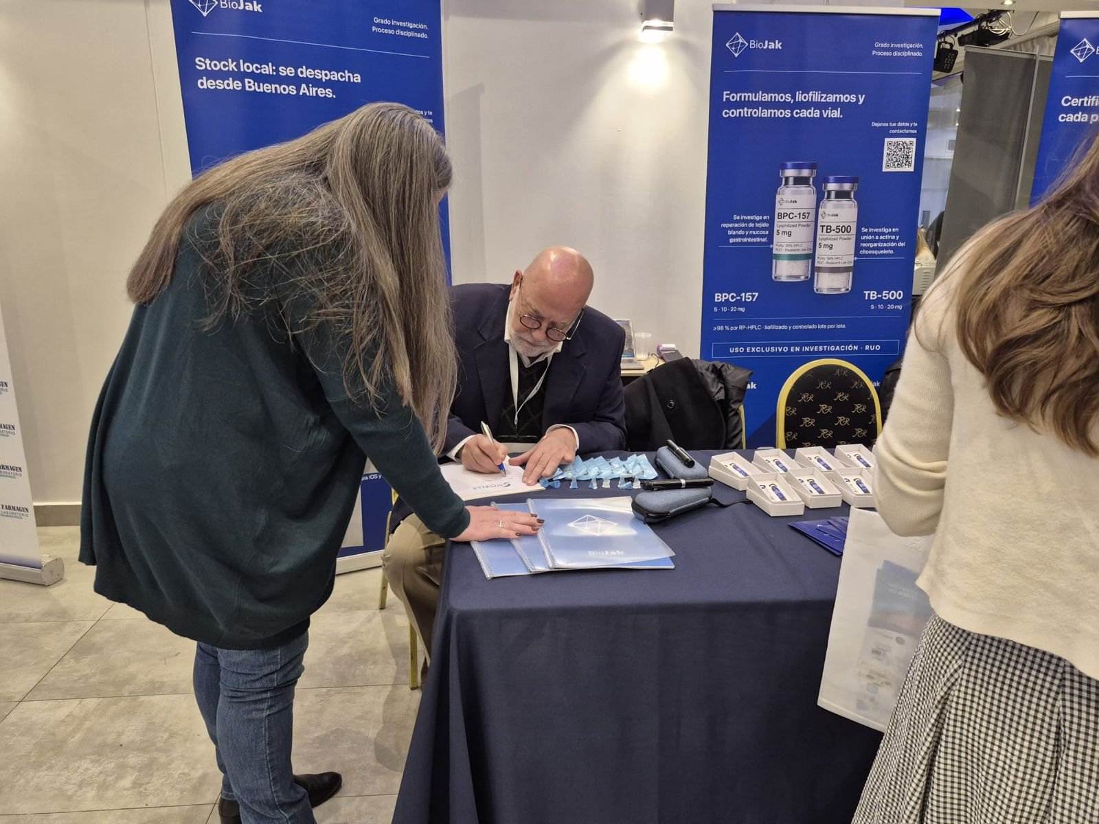 Asistente dejando sus datos en el stand de BioJak
