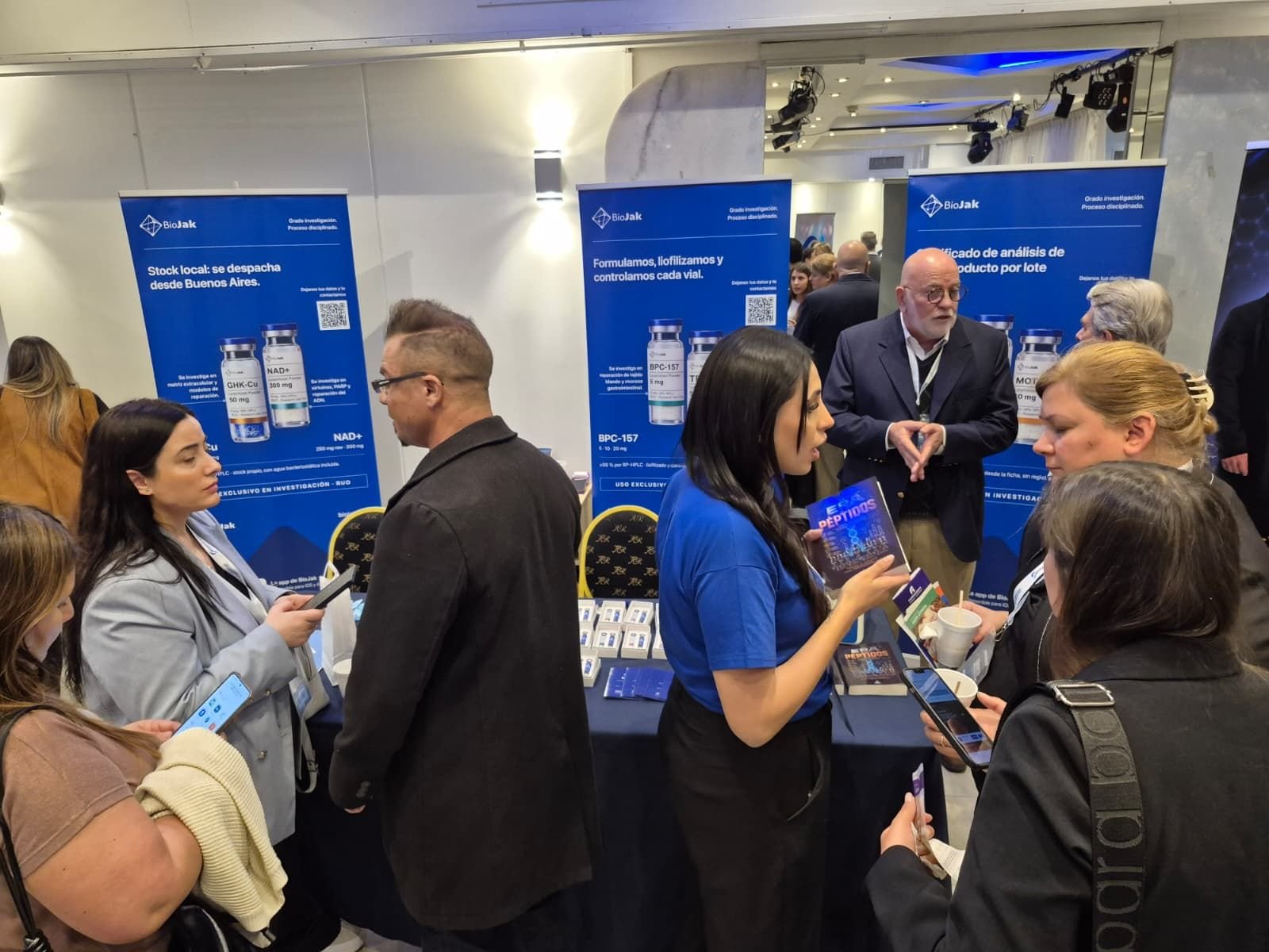 Equipo de BioJak atendiendo consultas en el stand