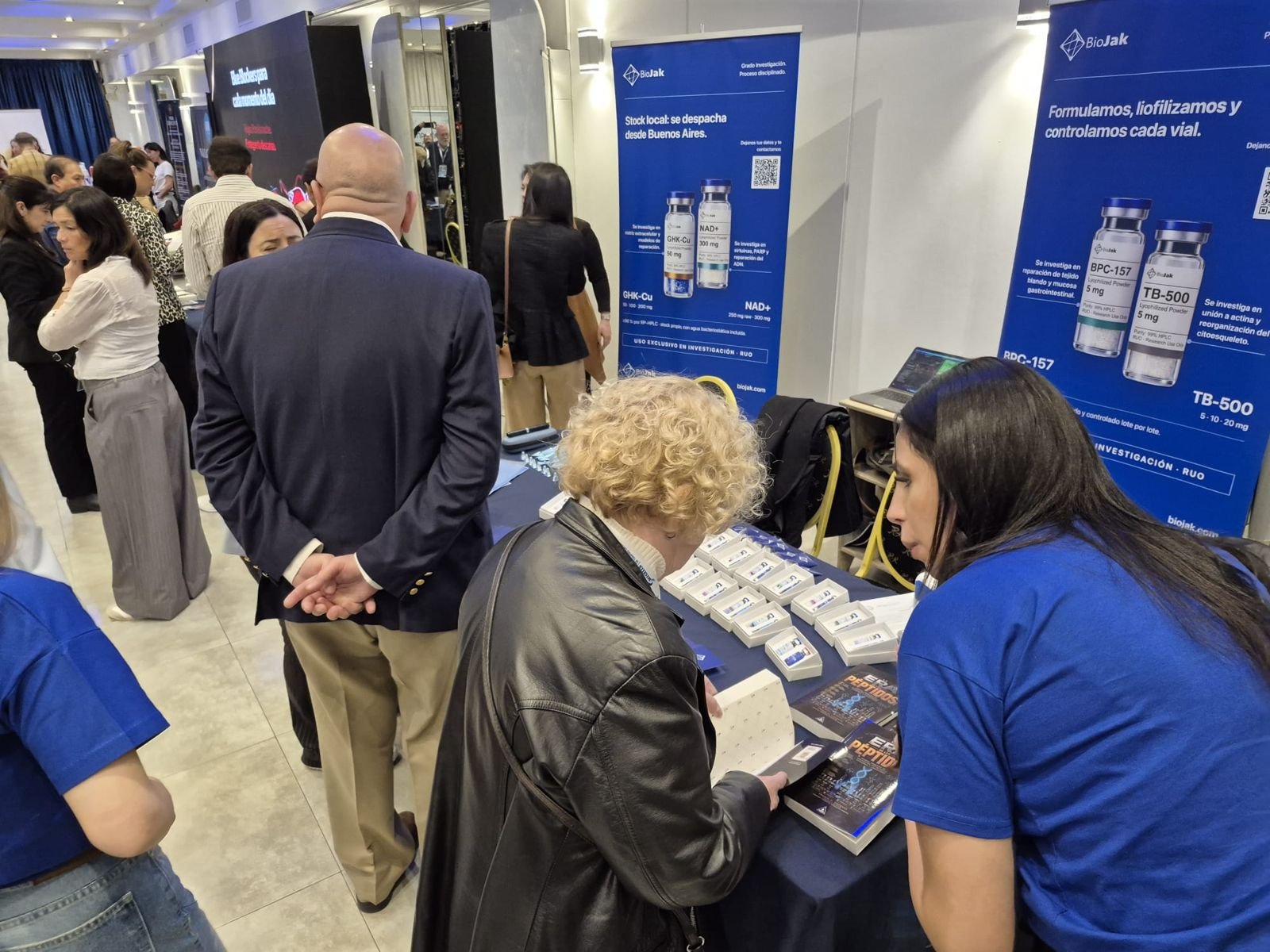 Consulta sobre productos en la mesa del stand de BioJak