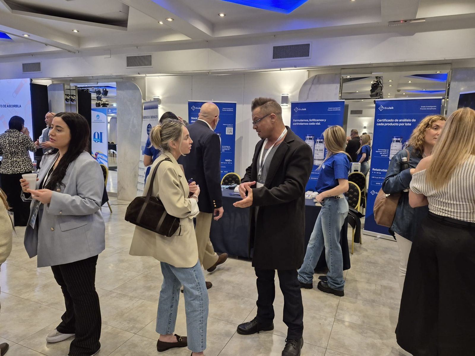 Asistentes recorriendo el stand de BioJak